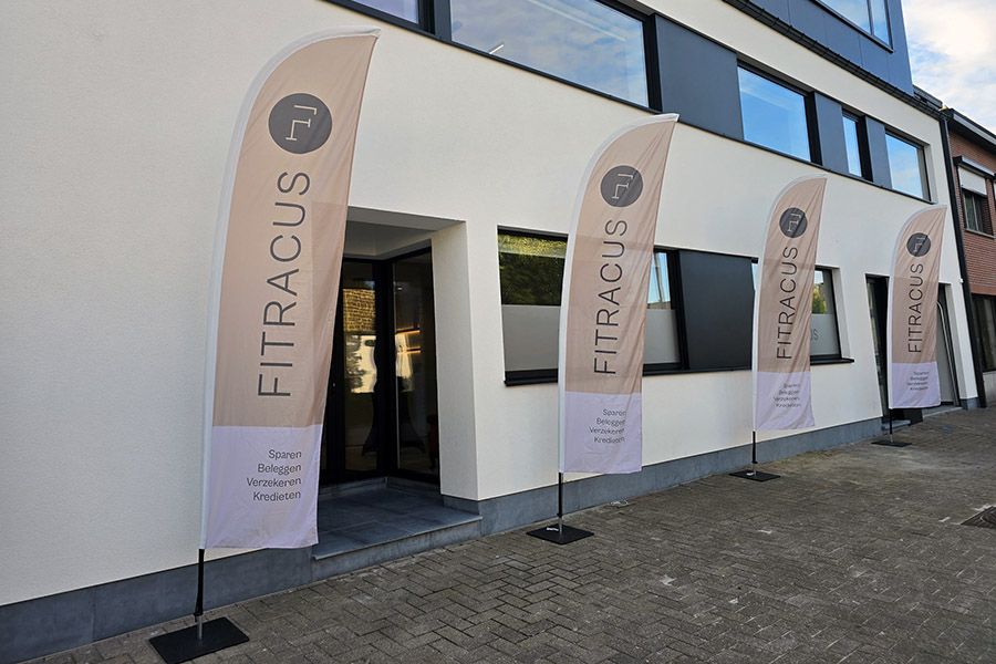 beachvlaggen bij de opening van het nieuwe kantoor van Fitracus.